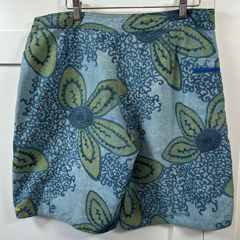 Patagonia Wavefarer Board Shorts Men’s Size 34 Blue Floral Print Zip Pocket - Picture 2 of 15